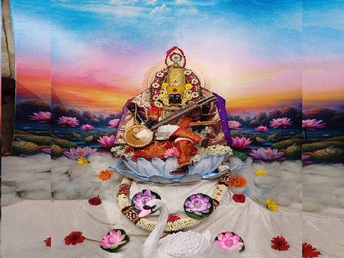 Worship of Sri Ambabai as Saraswati Devi in Kolhapur on the fifth day of Navratri Festival | Navratri 2024: पाचव्या माळेला अंबाबाई सरस्वती रूपात, उद्या जाणार त्र्यंबोली देवीच्या भेटीला Worship of Sri Ambabai as Saraswati Devi in Kolhapur on the fifth day of Navratri Festival | Navratri 2024: पाचव्या माळेला अंबाबाई सरस्वती रूपात, उद्या जाणार त्र्यंबोली देवीच्या भेटीला