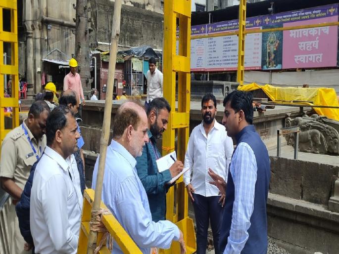 As soon as the Rs 143 crore work of the first phase of the Ambabai project in Kolhapur was approved, officials of the Archaeological Department along with the District Collector conducted an inspection | कोल्हापुरातील अंबाबाई मंदिरात कुठे गळती, कुठे सुटलेले दगड, ऑइल पेंटने सौंदर्य हरवले; ‘पुरातत्त्व’कडून पाहणी As soon as the Rs 143 crore work of the first phase of the Ambabai project in Kolhapur was approved, officials of the Archaeological Department along with the District Collector conducted an inspection | कोल्हापुरातील अंबाबाई मंदिरात कुठे गळती, कुठे सुटलेले दगड, ऑइल पेंटने सौंदर्य हरवले; ‘पुरातत्त्व’कडून पाहणी