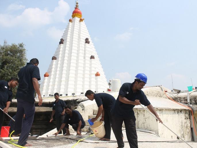 Kolhapur: Hours of Ambabai Temple area cleanliness | कोल्हापूर : अंबाबाई मंदिर परिसराची तासाला स्वच्छता Kolhapur: Hours of Ambabai Temple area cleanliness | कोल्हापूर : अंबाबाई मंदिर परिसराची तासाला स्वच्छता