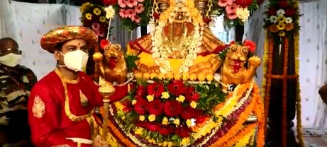 Ambabai sat on the swing ... | कोल्हापूरची अंबाबाई बसली झुल्यावरी...अक्षयतृतीयेनिमित्त मनोहारी पूजा