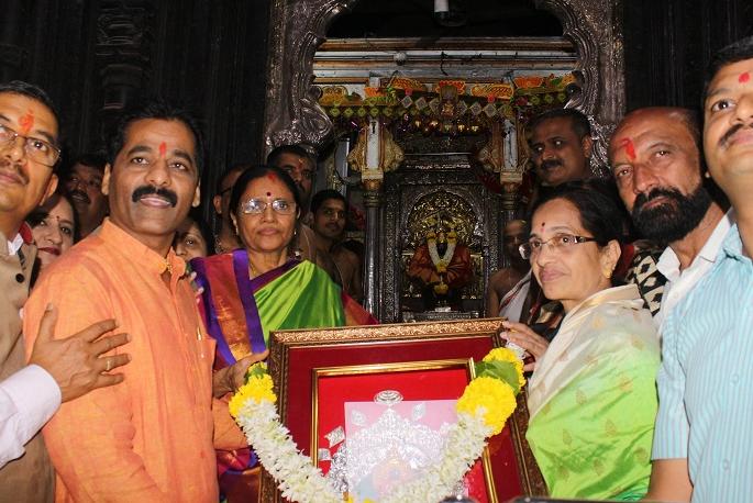 Ambaji's visit to Kolhapur, wife of Venkaiah Naidu | वेंकय्या नायडू यांच्या पत्नी कोल्हापूरात, घेतले अंबाबाईचे दर्शन Ambaji's visit to Kolhapur, wife of Venkaiah Naidu | वेंकय्या नायडू यांच्या पत्नी कोल्हापूरात, घेतले अंबाबाईचे दर्शन