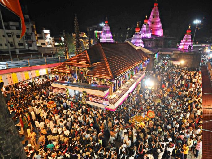 Crowds gather to watch the golden palanquin procession at Karveer Niwasini Ambabai temple on the occasion of Navratri festival | Navratri2022: भाविकांच्या अलोट गर्दीत अंबाबाईचा सुवर्ण पालखी सोहळा