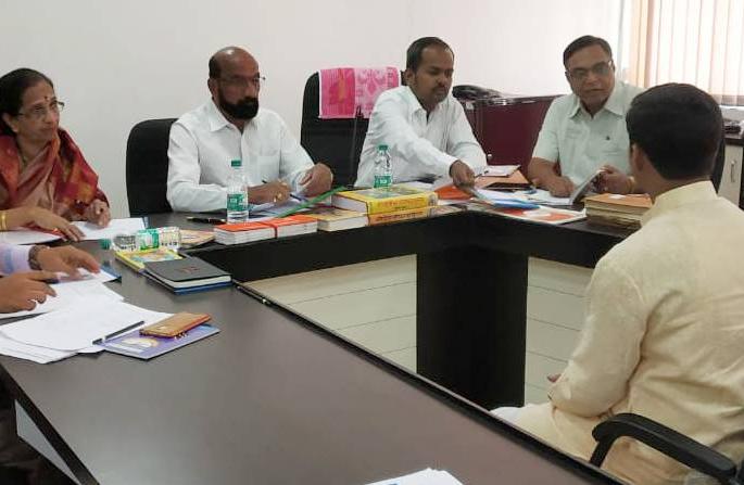 Kolhapur: Interview with Interviews and oral examinations for appointment of a salary priest | कोल्हापूर : पगारी पुजारी नियुक्तीसाठी मुलाखती, तोंडी परीक्षेसह प्रात्यक्षिक Kolhapur: Interview with Interviews and oral examinations for appointment of a salary priest | कोल्हापूर : पगारी पुजारी नियुक्तीसाठी मुलाखती, तोंडी परीक्षेसह प्रात्यक्षिक