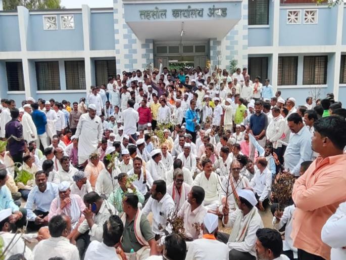 'Declare a wet drought!'; Farmers' 'Bomb Maro Morcha' in Ambad, trying to wake up the government by whipping | Jalana: ओल्या दुष्काळासाठी अंबडमध्ये शेतकऱ्यांचा 'बोंब मारो मोर्चा', सरकारवर उगारला चाबूक!