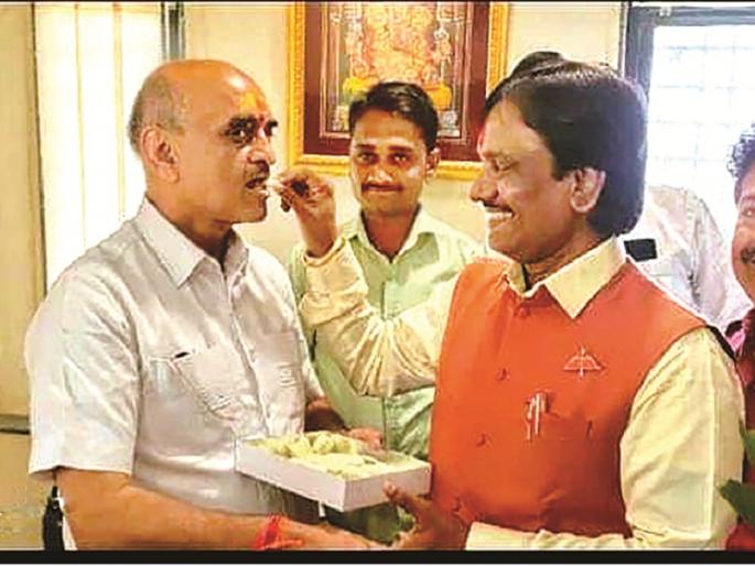 Neighborhoods followed or pulling Khaire's leg ? Sena MLA Ambadas Danave greets BJP's Bhagvat Karad | शेजारधर्म पाळला की खैरेंना डिवचले ? सेना आमदार दानवेंनी भाजपाच्या कराडांना पेढा भरवून दिल्या शुभेच्छा Neighborhoods followed or pulling Khaire's leg ? Sena MLA Ambadas Danave greets BJP's Bhagvat Karad | शेजारधर्म पाळला की खैरेंना डिवचले ? सेना आमदार दानवेंनी भाजपाच्या कराडांना पेढा भरवून दिल्या शुभेच्छा