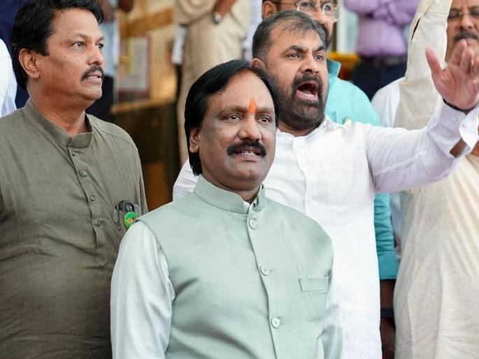 'Legislative Assembly entry passes are sold for 5 to 10 thousand'; MLAs' allegations create a stir | ‘विधिमंडळ प्रवेश पास ५ ते १० हजारांत विकले जातात’; आमदारांच्या आरोपाने खळबळ 'Legislative Assembly entry passes are sold for 5 to 10 thousand'; MLAs' allegations create a stir | ‘विधिमंडळ प्रवेश पास ५ ते १० हजारांत विकले जातात’; आमदारांच्या आरोपाने खळबळ