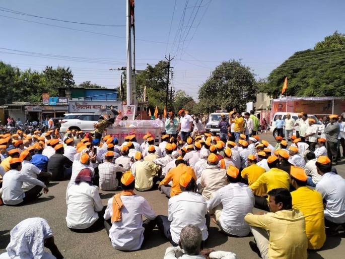 No funeral until Maratha reservation; The family of the dead Maratha protester is firm | मराठा आरक्षण मिळेपर्यंत अंत्यविधी नाही; अंबाजोगाईत मृत मराठा आंदोलकाचे कुटुंब ठाम No funeral until Maratha reservation; The family of the dead Maratha protester is firm | मराठा आरक्षण मिळेपर्यंत अंत्यविधी नाही; अंबाजोगाईत मृत मराठा आंदोलकाचे कुटुंब ठाम