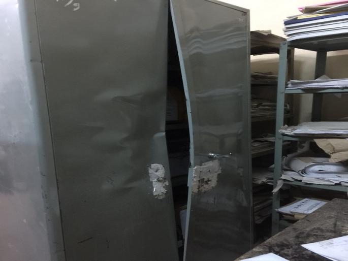 Excited! The Strong Room of Ambajogai District Court was thieved by thieves | खळबळजनक ! अंबाजोगाई जिल्हा न्यायालयातील स्ट्राँग रूम चोरट्यांनी फोडली