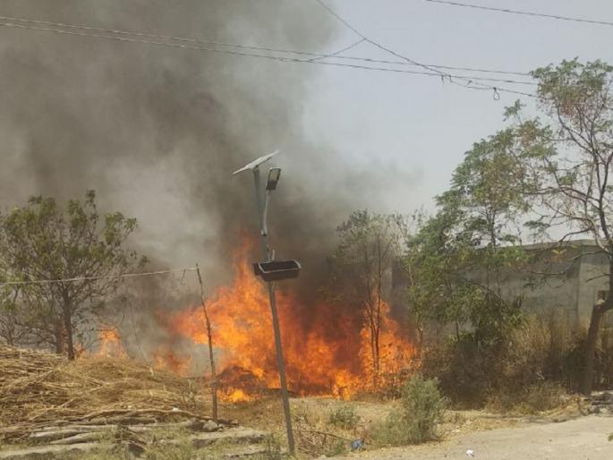 Huts got fire due to Sparrows - Crow battle on electric line | चिमणी - कावळ्याच्या झुंजीत दोन झोपड्या खाक; तीन घरांचे नुकसान Huts got fire due to Sparrows - Crow battle on electric line | चिमणी - कावळ्याच्या झुंजीत दोन झोपड्या खाक; तीन घरांचे नुकसान