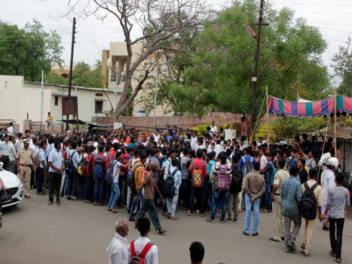 The Front went against the law of medical admission in Ambajogai | अंबाजोगाईत वैद्यकीय प्रवेशातील अन्यायाविरोधात निघाला मोर्चा