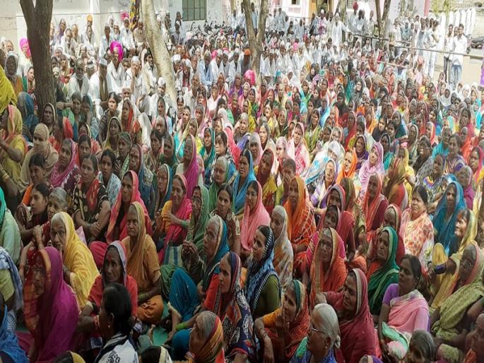 Satyagraha of Niradhar people in Ambajogai tehsil office | अंबाजोगाई तहसील कार्यालयात निराधारांचा सत्याग्रह Satyagraha of Niradhar people in Ambajogai tehsil office | अंबाजोगाई तहसील कार्यालयात निराधारांचा सत्याग्रह