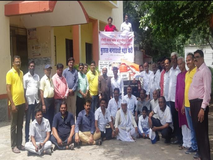 Ambajogikar rushed to help flood victims | पूरग्रस्तांच्या मदतीसाठी अंबाजोगाईकर सरसावले Ambajogikar rushed to help flood victims | पूरग्रस्तांच्या मदतीसाठी अंबाजोगाईकर सरसावले