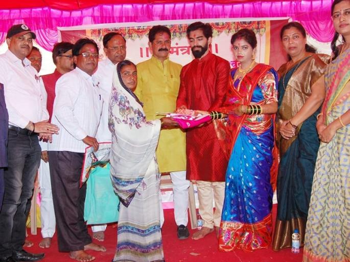 Honor of 150 widows of suicidal farmers by newly married couple | आत्महत्याग्रस्त शेतकऱ्यांच्या १५० विधवांचा सन्मान करत केली नवीन आयुष्याची सुरुवात
