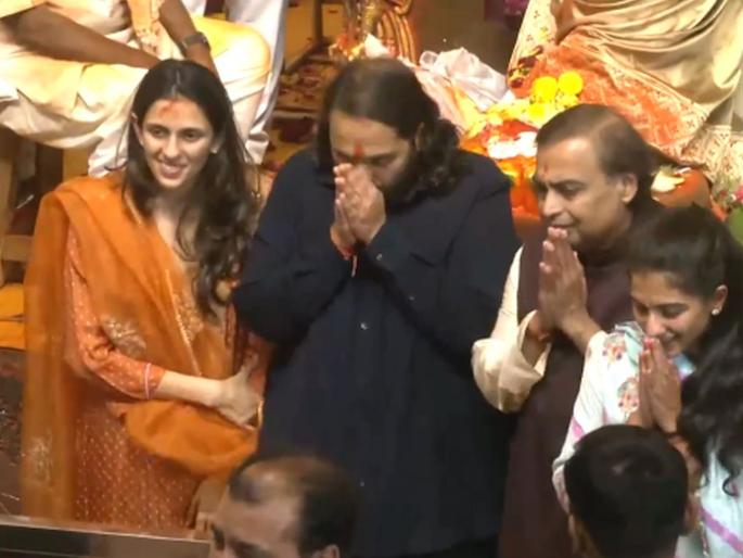 Mukesh Ambani along with Anant-Radhika arrived to have darshan of Lalbaghcha raja, daughter-in-law Shloka was also seen Watch the Video | अनंत-राधिकासह लालबागच्या राजाचं दर्शन घेण्यासाठी पोहोचले मुकेश अंबानी, सून श्लोकाही दिसली सोबत - बघा Video Mukesh Ambani along with Anant-Radhika arrived to have darshan of Lalbaghcha raja, daughter-in-law Shloka was also seen Watch the Video | अनंत-राधिकासह लालबागच्या राजाचं दर्शन घेण्यासाठी पोहोचले मुकेश अंबानी, सून श्लोकाही दिसली सोबत - बघा Video