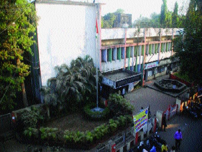 Even after the cancellation of the leave, | सुटी रद्द केल्यानंतरही कर्मचाऱ्यांची दांडीच Even after the cancellation of the leave, | सुटी रद्द केल्यानंतरही कर्मचाऱ्यांची दांडीच