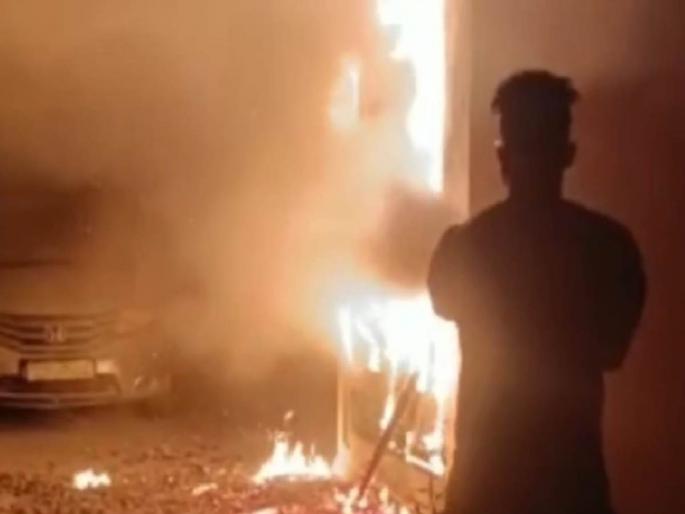 A fire broke out in the meter box of a building in Ambernath | अंबरनाथमध्ये इमारतीच्या मीटर बॉक्सला लागली आग A fire broke out in the meter box of a building in Ambernath | अंबरनाथमध्ये इमारतीच्या मीटर बॉक्सला लागली आग