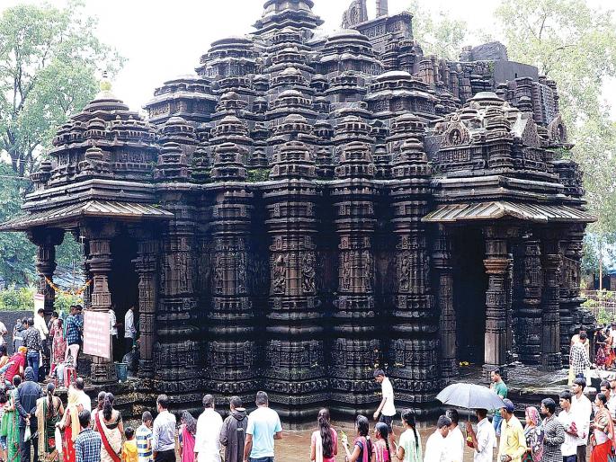 Crowds to meet devotees at Shiva temple | शिव मंदिरात भाविकांची दर्शनासाठी गर्दी