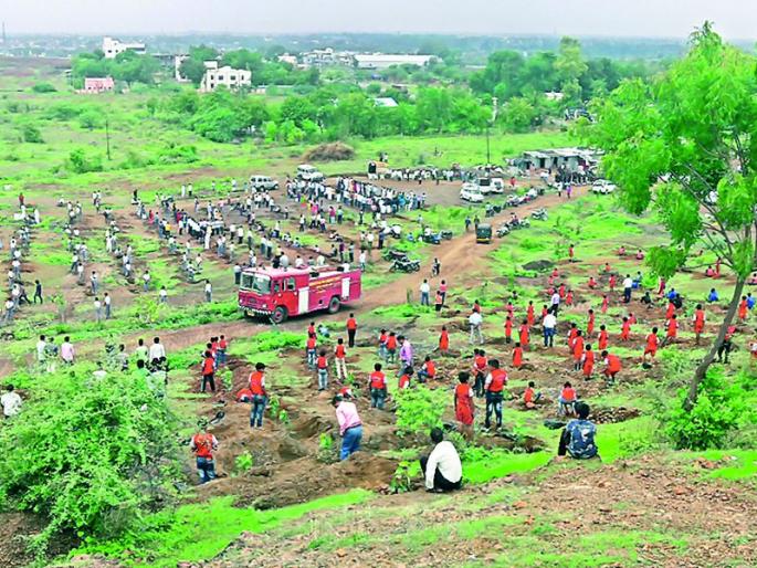 Celebration of environmental protection, Nature of Yatra in Ambacheri hill | अमळनेरात पर्यावरण संवर्धनाचा जल्लोष, अंबर्षी टेकडीला आले यात्रेचे स्वरूप Celebration of environmental protection, Nature of Yatra in Ambacheri hill | अमळनेरात पर्यावरण संवर्धनाचा जल्लोष, अंबर्षी टेकडीला आले यात्रेचे स्वरूप