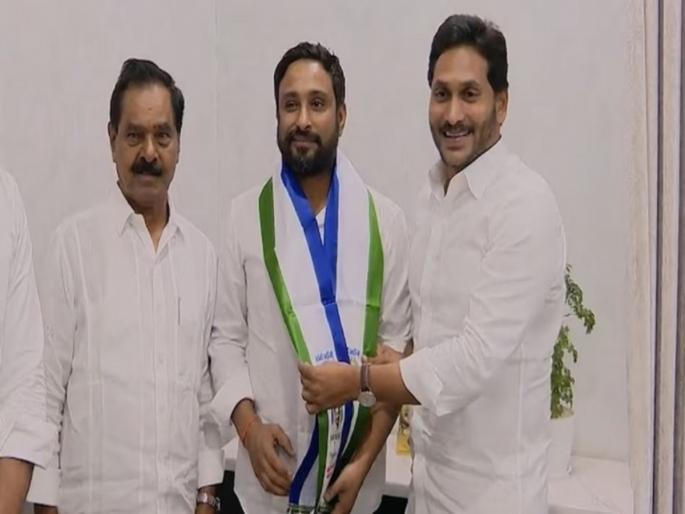 I have decided to quit the YSRCP Party and stay out of politics says cricketer ambati rayudu | अंबाती रायुडूची 'गुगली'; अवघ्या 10 दिवसांत जगन मोहन रेड्डींचा पक्ष सोडला, बाहेर पडताना काय म्हणाला? I have decided to quit the YSRCP Party and stay out of politics says cricketer ambati rayudu | अंबाती रायुडूची 'गुगली'; अवघ्या 10 दिवसांत जगन मोहन रेड्डींचा पक्ष सोडला, बाहेर पडताना काय म्हणाला?