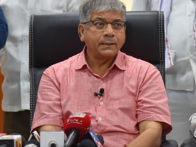 upcoming Vidhan Sabha election golden chance for Raj Thackeray - Prakash Ambedkar | प्रकाश आंबेडकर म्हणतात, आगामी विधानसभा निवडणूक ही राज ठाकरेंना सुवर्णसंधी