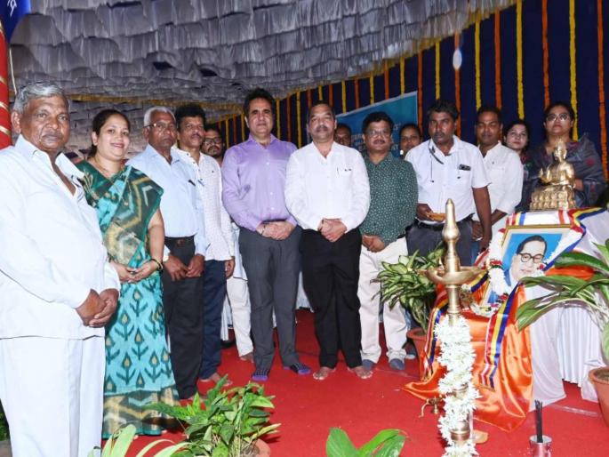 Tributes paid by dignitaries in the event of Dr. Babasaheb Ambedkar's birth anniversary | डॉ बाबासाहेब आंबेडकर यांना जयंती निमितच्या कार्यक्रमात मान्यवरांकडून आदरांजली Tributes paid by dignitaries in the event of Dr. Babasaheb Ambedkar's birth anniversary | डॉ बाबासाहेब आंबेडकर यांना जयंती निमितच्या कार्यक्रमात मान्यवरांकडून आदरांजली