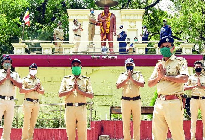 Greet BabaSaheb for following the Social Distance | सोशल डिस्टन्सिंग पाळत नागपुरात बाबासाहेबांना अभिवादन