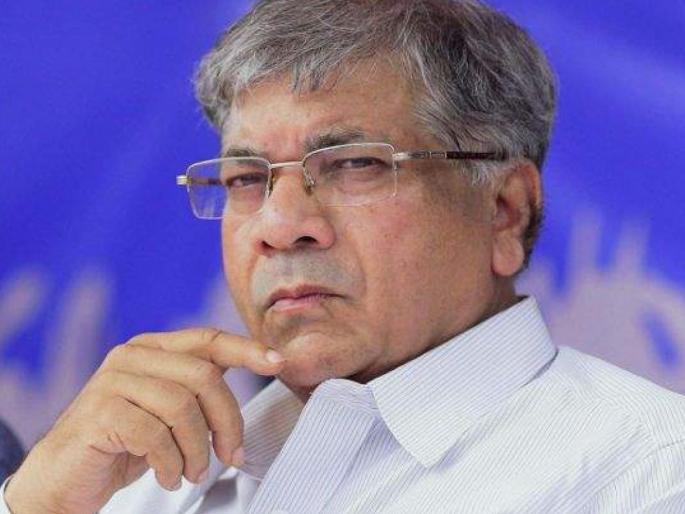 i will take corona vaccine after pm modi and cm uddhav thackeray says prakash ambedkar | 'त्या' दोघांनंतरच मी कोरोना लस घेईन; प्रकाश आंबेडकरांना लसीकरणावर शंका?