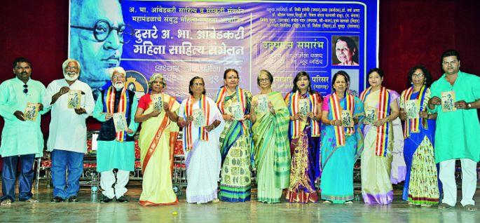 Dalit literature is inspiring for all human societies: Urmila Pawar | दलित साहित्य समस्त मानवी समाजासाठी प्रेरणादायी : उर्मिला पवार