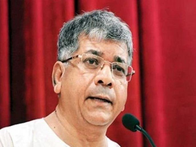 Congress ends, Modi only takes credit for it! - Add. Prakash Ambedkar | काँग्रेस कधीच संपली, मोदी फक्त त्याचे श्रेय घेतात! - अ‍ॅड. प्रकाश आंबेडकर