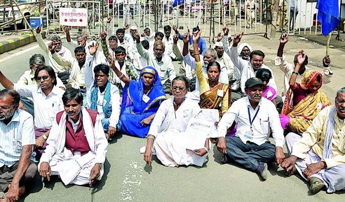 Continue to give honorarium elderly, widow and destitute | वृद्ध, विधवा, निराधारांचे मानधन सुरू ठेवा Continue to give honorarium elderly, widow and destitute | वृद्ध, विधवा, निराधारांचे मानधन सुरू ठेवा
