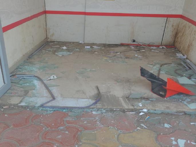 Ambajogai: In spite of tight security in the wake of the Prime Minister's meeting, thieves stole the ATM machine | पंतप्रधानांच्या सभेच्या पार्श्वभूमीवर तगडा बंदोबस्त, तरीही चोरट्यांनी भर वस्तीतून एटीएम पळवले Ambajogai: In spite of tight security in the wake of the Prime Minister's meeting, thieves stole the ATM machine | पंतप्रधानांच्या सभेच्या पार्श्वभूमीवर तगडा बंदोबस्त, तरीही चोरट्यांनी भर वस्तीतून एटीएम पळवले
