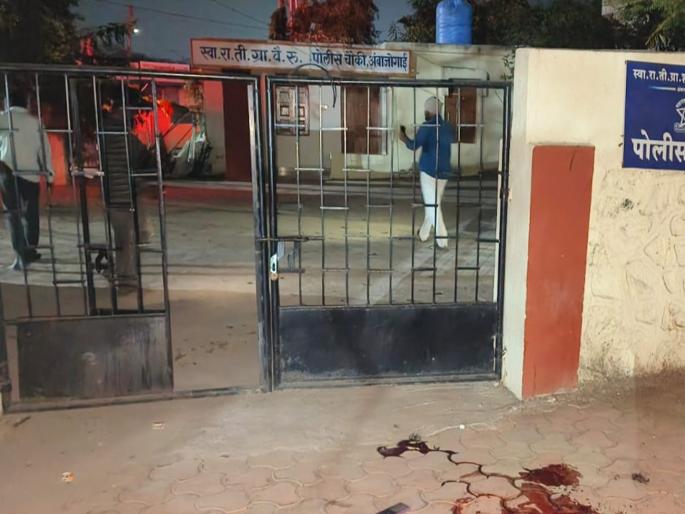 Youth attacked with knife and axe in front of police post in Ambajogai | अंबाजोगाईत पोलीस चौकीसमोरच तरुणावर चाकू, कोयत्याने प्राणघातक हल्ला