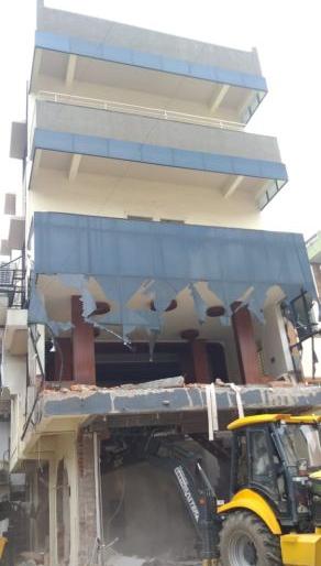 Broke the slab of the infamous Ambekar's bungalow | कुख्यात आंबेकरच्या बंगल्याची स्लॅब तोडली Broke the slab of the infamous Ambekar's bungalow | कुख्यात आंबेकरच्या बंगल्याची स्लॅब तोडली