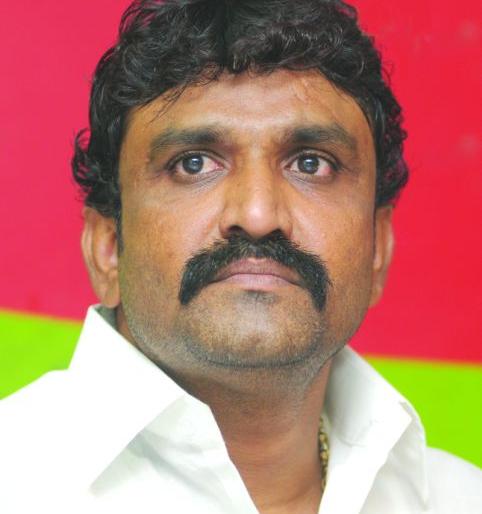 Gangstar of Nagpur Santosh Ambekar surrendered to the court | नागपूरच्या गुन्हेगारी जगताचा म्होरक्या कुख्यात संतोष आंबेकर न्यायालयाला शरण