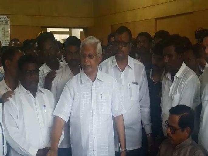 satara bus accident : duo to Narco test of Prakash Desai, demand of relatives of the deceased | आंबेनळी अपघात : प्रकाश देसाईंच्या नार्को टेस्ट करा, मृतांच्या नातेवाईकांची मागणी satara bus accident : duo to Narco test of Prakash Desai, demand of relatives of the deceased | आंबेनळी अपघात : प्रकाश देसाईंच्या नार्को टेस्ट करा, मृतांच्या नातेवाईकांची मागणी