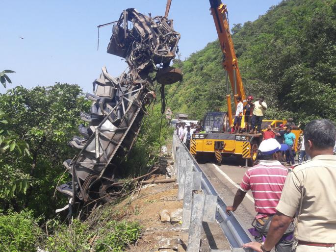 The bus collapsed after 7 hours | आंबेनळी दरीत कोसळलेली बस तब्बल ७ तासानंतर काढली बाहेर The bus collapsed after 7 hours | आंबेनळी दरीत कोसळलेली बस तब्बल ७ तासानंतर काढली बाहेर