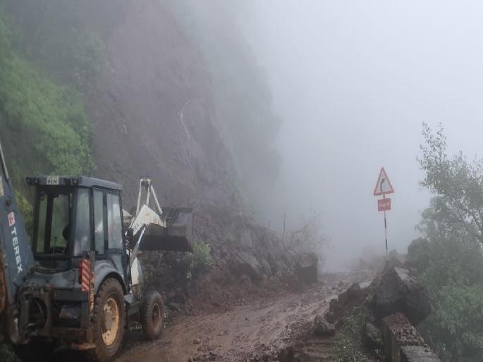 Ambenli Ghat landslide collapse again, traffic restored after two hours | Satara: आंबेनळी घाटात पुन्हा दरड काेसळली, दोन तासानंतर वाहतूक पूर्ववत