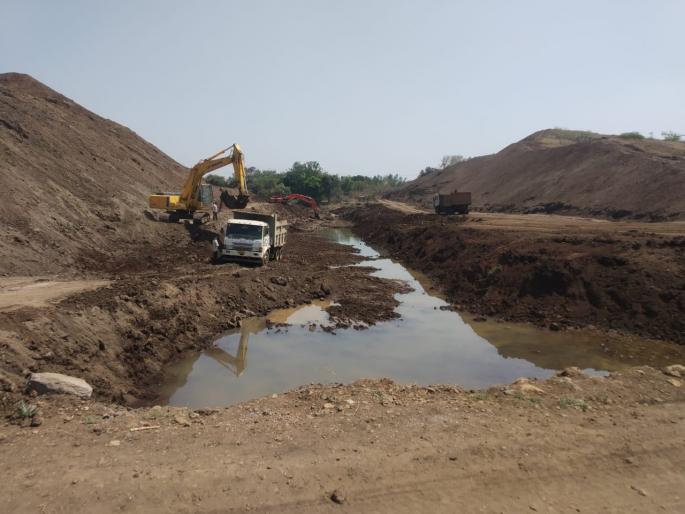 Police start work on Ambeohal project | पोलिस बंदोबस्तात आंबेओहळ प्रकल्पाच्या घळभरणी कामास सुरुवात Police start work on Ambeohal project | पोलिस बंदोबस्तात आंबेओहळ प्रकल्पाच्या घळभरणी कामास सुरुवात