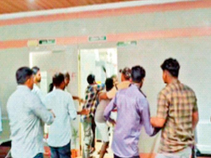 Two groups of contractors in Ambernath Municipality engage in a 'freestyle' with the police | अंबरनाथ नगरपालिकेत ठेकेदारांच्या दोन गटांमध्ये पाेलिसांसमाेर ‘फ्रीस्टाईल’ Two groups of contractors in Ambernath Municipality engage in a 'freestyle' with the police | अंबरनाथ नगरपालिकेत ठेकेदारांच्या दोन गटांमध्ये पाेलिसांसमाेर ‘फ्रीस्टाईल’