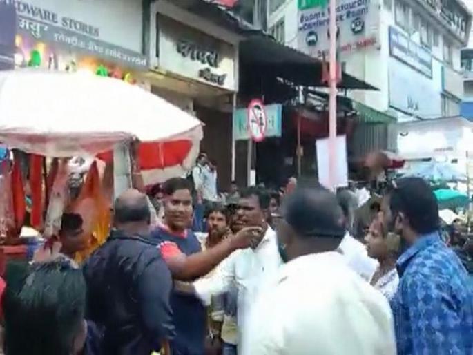 after thane incident hawkers attacked ambernath municipal corporation people | ठाण्यानंतर अंबरनाथमध्येही परप्रांतीय फेरीवाल्यांची मुजोरी after thane incident hawkers attacked ambernath municipal corporation people | ठाण्यानंतर अंबरनाथमध्येही परप्रांतीय फेरीवाल्यांची मुजोरी