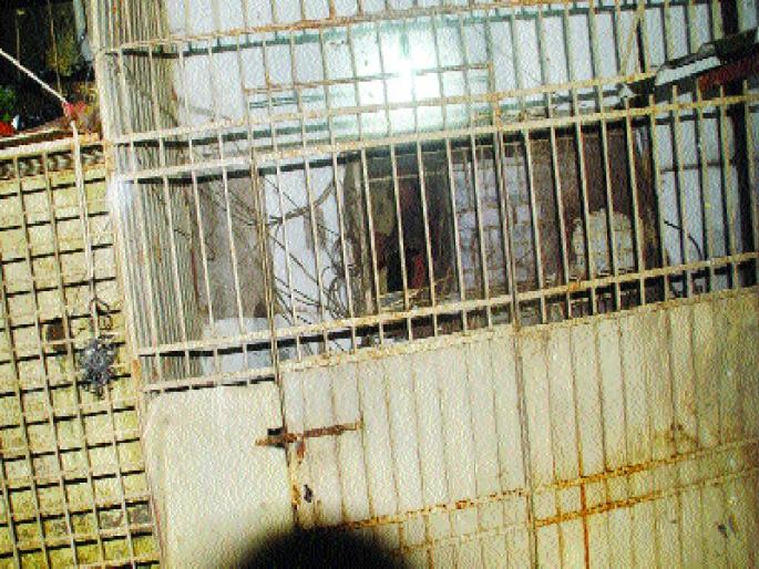 The owner of the gold theft case, in distress, ornaments, eight and a half kilos | सोने चोरी प्रकरणातील मालक अडचणीत , दागिने साडेआठ किलोे : विमा भरपाई त्रासाची  The owner of the gold theft case, in distress, ornaments, eight and a half kilos | सोने चोरी प्रकरणातील मालक अडचणीत , दागिने साडेआठ किलोे : विमा भरपाई त्रासाची