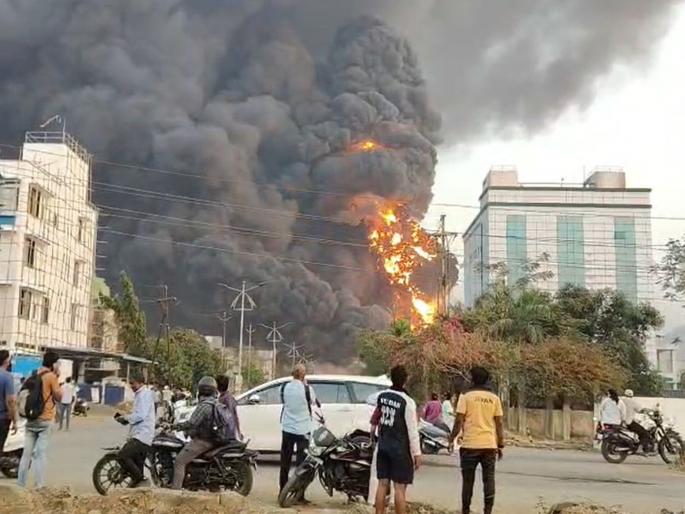 Massive fire breaks out at Shri Ganesh Chemical Company in Ambernath MIDC; Several explosions follow one another | अंबरनाथ एमआयडीसीत श्री गणेश केमिकल कंपनीला भीषण आग; एका मागोमाग अनेक स्फोट Massive fire breaks out at Shri Ganesh Chemical Company in Ambernath MIDC; Several explosions follow one another | अंबरनाथ एमआयडीसीत श्री गणेश केमिकल कंपनीला भीषण आग; एका मागोमाग अनेक स्फोट