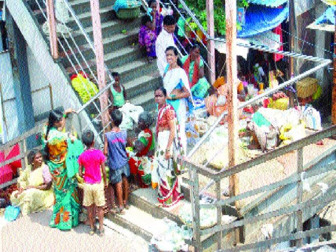 Ambernath Strike: Skywalk is not an action taken against gang rafts, encroachment by municipal corporation | अंबरनाथकर त्रस्त : स्कायवॉकला फेरीवाल्यांचा गराडा,पालिकेच्या अतिक्रमण विभागाकडून कारवाई नाही Ambernath Strike: Skywalk is not an action taken against gang rafts, encroachment by municipal corporation | अंबरनाथकर त्रस्त : स्कायवॉकला फेरीवाल्यांचा गराडा,पालिकेच्या अतिक्रमण विभागाकडून कारवाई नाही