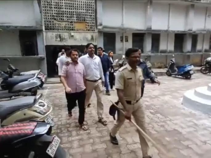 Ambernath: While bringing the accused to the court, the police gave a shock to the journalists | Ambernath: आरोपींना न्यायालयात आणताना पोलिसांनी पत्रकारांना दिला चकवा Ambernath: While bringing the accused to the court, the police gave a shock to the journalists | Ambernath: आरोपींना न्यायालयात आणताना पोलिसांनी पत्रकारांना दिला चकवा