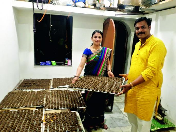 Dung lamp in Nagpur abroad: Cow service to the Ambilvade family | नागपुरातील शेणाच्या पणत्यांची परदेशवारी :अंबिलवादे कुटुंबाची अशीही गोसेवा