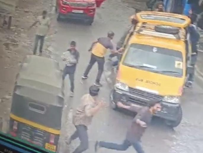 Kalyan: Stone pelted on police who went to arrest a thief in Ambivali's Irani settlement | Kalyan: आंबिवलीच्या इराणी वस्तीत चोरट्याला पकडण्यासाठी गेलेल्या पोलिसांवर दगडफेक Kalyan: Stone pelted on police who went to arrest a thief in Ambivali's Irani settlement | Kalyan: आंबिवलीच्या इराणी वस्तीत चोरट्याला पकडण्यासाठी गेलेल्या पोलिसांवर दगडफेक
