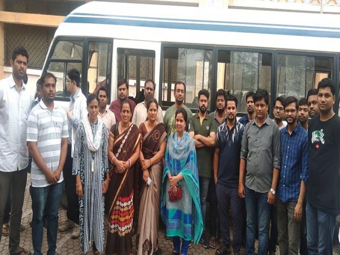 Health team from Ambajogai departs for Sangli to help flood victims | पूरग्रस्तांच्या मदतीसाठी अंबाजोगाईतून आरोग्य पथक सांगलीकडे रवाना Health team from Ambajogai departs for Sangli to help flood victims | पूरग्रस्तांच्या मदतीसाठी अंबाजोगाईतून आरोग्य पथक सांगलीकडे रवाना