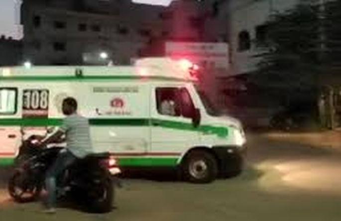 Ambulance in bad condition of Akola goes to Amravati! | अकोल्यातील नादुरुस्त रुग्णवाहिका अमरावतीत!