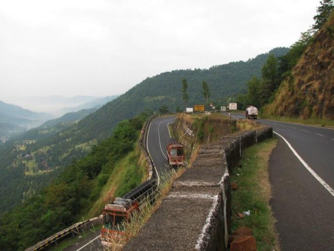 Trakal Accidents, Ambalite incidents: Read while falling in the ridge | ट्रकला अपघात, आंबोलीतील घटना : दरीत कोसळताना वाचला