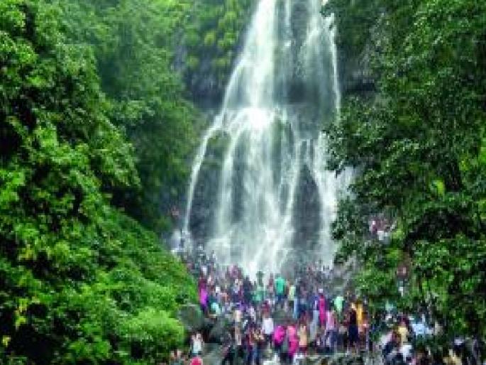 Crowd of tourists at Amboli main waterfall, traffic jam for some time | आंबोली मुख्य धबधब्यावर पर्यटकांची गर्दी, काही काळ वाहतूक कोंडी Crowd of tourists at Amboli main waterfall, traffic jam for some time | आंबोली मुख्य धबधब्यावर पर्यटकांची गर्दी, काही काळ वाहतूक कोंडी